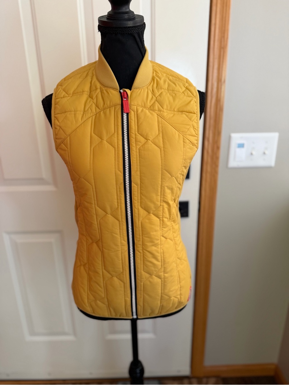 Hunter mustard yellow midlayer quilted packable vest. WRO1200WAK. Size small